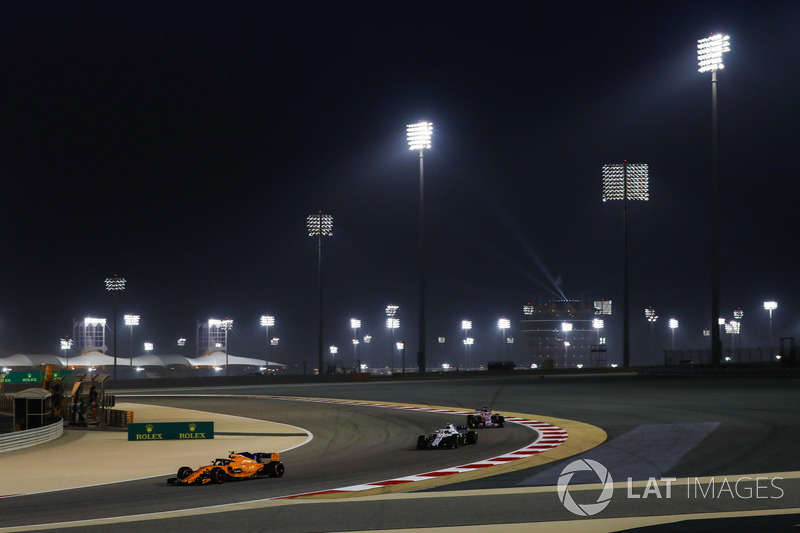 Stoffel Vandoorne, McLaren MCL33 Renault, precede Sergey Sirotkin, Williams FW41 Mercedes, e Sergio Perez, Force India VJM11 Mercedes