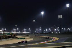Pierre Gasly, Toro Rosso STR13 Honda, voor Kevin Magnussen, Haas F1 Team VF-18 Ferrari, en Esteban O