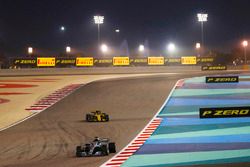 Льюис Хэмилтон, Mercedes AMG F1 W09, и Карлос Сайнс, Renault Sport F1 Team RS18