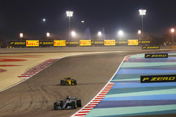 Льюис Хэмилтон, Mercedes AMG F1 W09, и Карлос Сайнс, Renault Sport F1 Team RS18