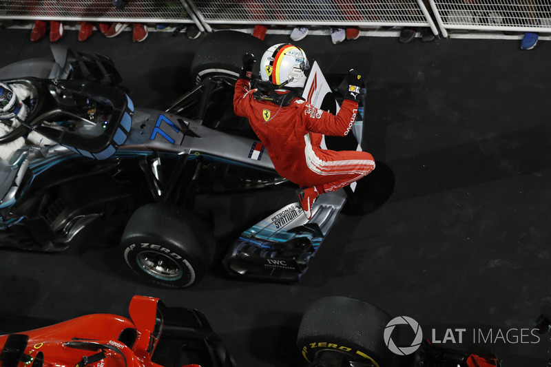 Sebastian Vettel, Ferrari, 1° classificato, festeggia la vittoria all'arrivo nel parco chiuso