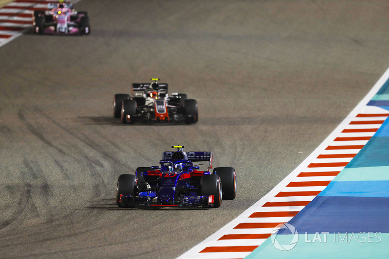 Pierre Gasly, Toro Rosso STR13 Honda, leads Kevin Magnussen, Haas F1 Team VF-18 Ferrari, and Esteban