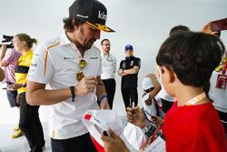 Fernando Alonso, McLaren, signe des autographes pour les fans