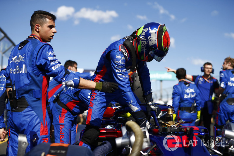 Toro Rosso Engineers work on the car of Brendon Hartley, Toro Rosso STR13 Honda, on the grid as he c