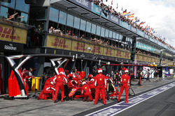Kimi Raikkonen, Ferrari SF71H pit stop