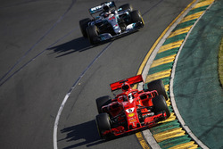 Sebastian Vettel, Ferrari SF71H, delante de Lewis Hamilton, Mercedes AMG F1 W09