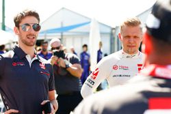 Romain Grosjean, Haas F1 Team, con Kevin Magnussen, Haas F1 Team