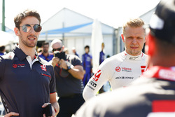 Romain Grosjean, Haas F1 Team, con Kevin Magnussen, Haas F1 Team