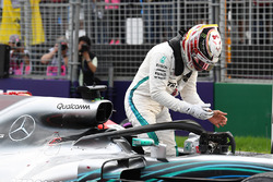 Poloe sitter Lewis Hamilton, Mercedes-AMG F1 W09 in parc ferme