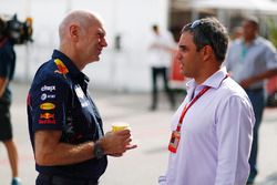 Adrian Newey, director técnico de Red Bull Racing, habla con Juan Pablo Montoya