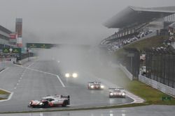 #2 Porsche Team Porsche 919 Hybrid: Timo Bernhard, Earl Bamber, Brendon Hartley