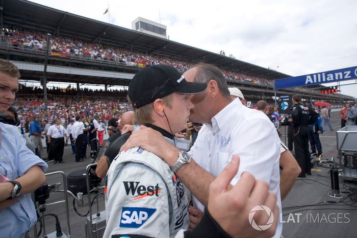 Ron Dennis, McLaren Mercedes habla con, Kimi Raikkonen, McLaren sobre el retiro después de la vuelta