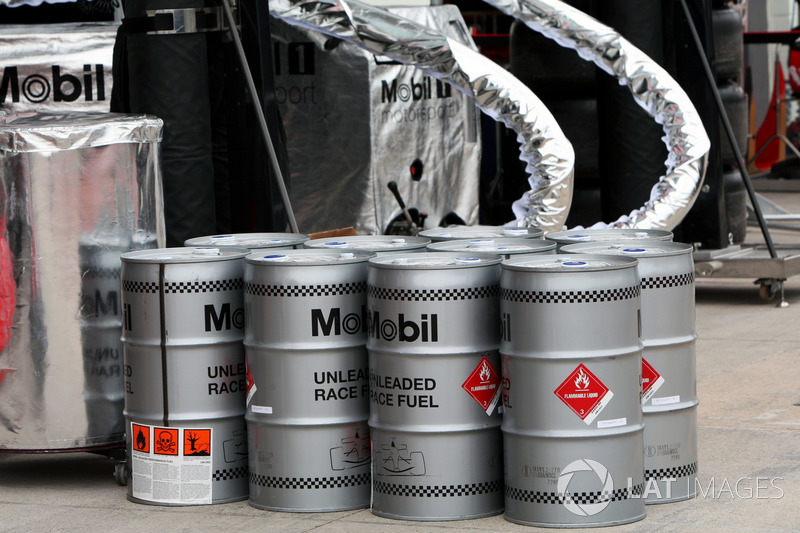 Barriles de combustible de Mobil para McLaren