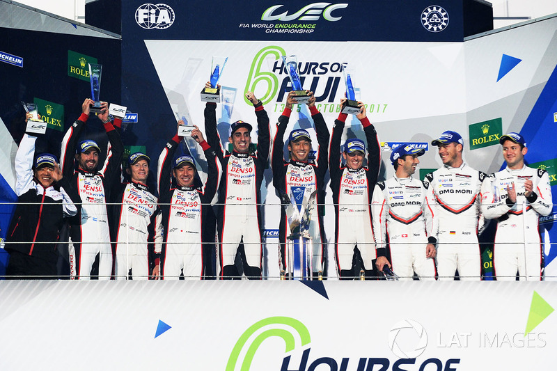 Podio: ganadores Anthony Davidson, Sébastien Buemi, Kazuki Nakajima, Toyota Gazoo Racing, segundos M