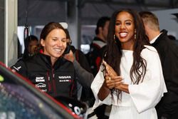 L'ancienne chanteuse des Destiny's Child Kelly Rowland chats avec Simona de Silvestro, Nissan Motorsports