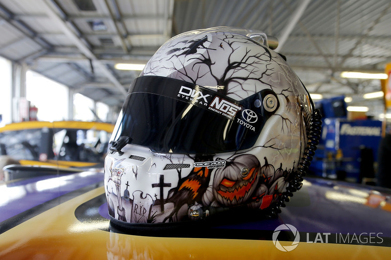 Helm von Kyle Busch, Joe Gibbs Racing
