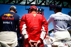 Max Verstappen, Red Bull Racing, Kimi Raikkonen, Ferrari, en Lewis Hamilton, Mercedes AMG F1, op de grid