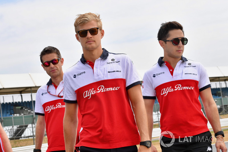 Marcus Ericsson, Sauber parcourt la piste à pied