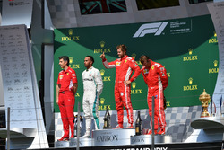 Claudio Albertini, ingénieur de Ferrari, Lewis Hamilton, Mercedes-AMG F1, Sebastian Vettel, Ferrari et Kimi Raikkonen, Ferrari celebrate sur le podium