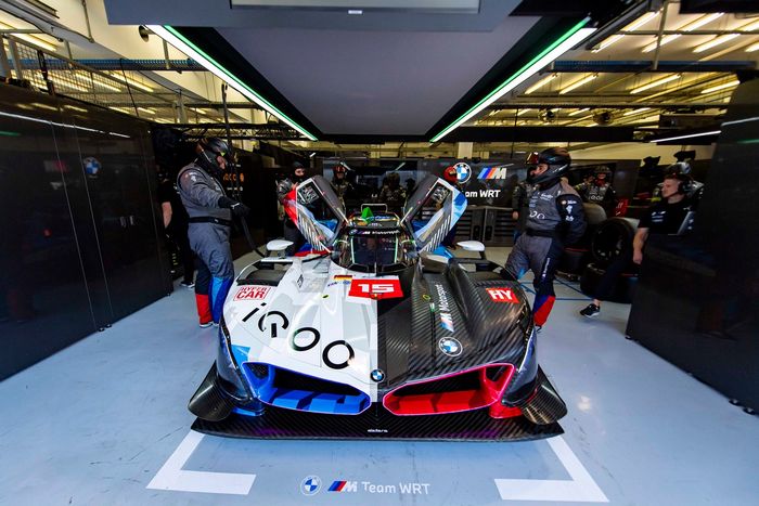 #15 BMW M Team WRT BMW M Hybrid V8: Raffaele Marciello, Kevin Magnussen