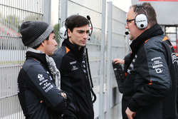Sergio Perez, Sahara Force India F1 avec Tim Wright, ingénieur de course Sahara Force India F1 Team et Tom McCullough, ingénieur en chef Sahara Force India F1 Team