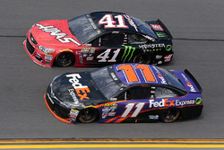 Denny Hamlin, Joe Gibbs Racing Toyota, et Kurt Busch, Stewart-Haas Racing Chevrolet
