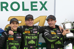 Les vainqueurs Scott Sharp, Ed Brown, Pipo Derani, ESM Racing fêtent leur victoire
