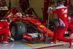 Sebastian Vettel, Ferrari SF15-T, mit Pirelli-Reifen für 2017