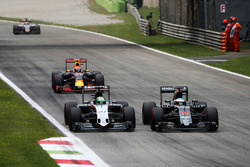 (L to R): Nico Hulkenberg, Sahara Force India F1 VJM09 and Fernando Alonso, McLaren MP4-31 battle fo