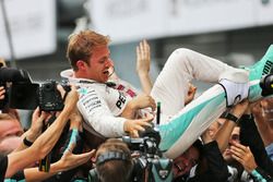 Yarış galibi Nico Rosberg, Mercedes AMG F1, parc ferme