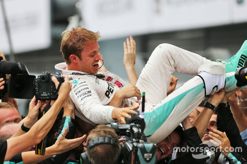 Race winner Nico Rosberg, Mercedes AMG F1 celebrates with the team in parc ferme