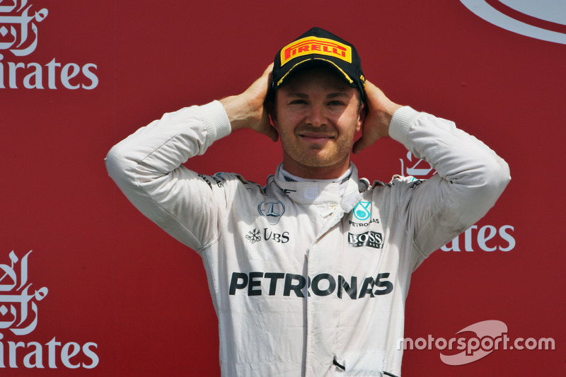 Rosberg fue castigado a posteriori y perdió el segundo lugar, que heredó Verstappen. Con eso, el alemán tiene a Hamilton a tan sólo un punto en el mundial.
