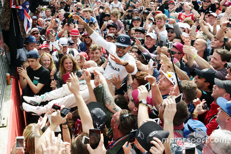 Ganador de la carrera Lewis Hamilton, Mercedes AMG F1 celebra con los fans