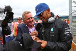 Lewis Hamilton, Mercedes AMG F1 avec Johnny Herbert, Sky Sports F1 lors de la parade des pilotes