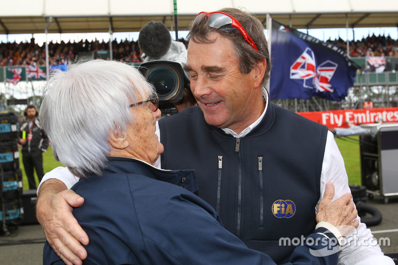 Bernie Ecclestone et Nigel Mansell, commissaire pilote FIA, sur la grille