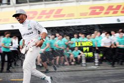 Победитель - Льюис Хэмилтон, Mercedes AMG F1 празднует с командой