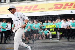 Race winner Lewis Hamilton, Mercedes AMG F1 celebrates with the team