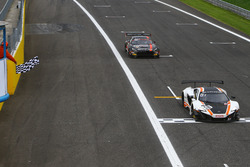 Checkerd flag for #58 Garage 59, McLaren 650 S GT3: Rob Bell, Côme Ledogar, Shane Van Gisbergen
