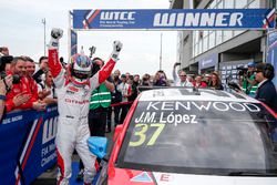 Победитель гонки Хосе-Мария Лопес, Citroën World Touring Car Team, Citroën C-Elysée WTCC