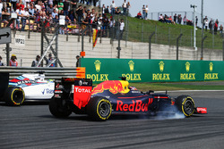 Daniil Kvyat, Red Bull Racing RB12 et Felipe Massa, Williams FW38 en lutte pour une position