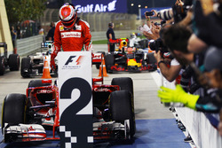 Segundo puesto Kimi Raikkonen, Ferrari SF16-H en el parc ferme