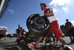 Un mécanicien Ducati Team au travail