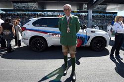 Carmelo Ezpeleta en habit traditionnel autrichien