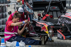 Monteurs werken aan de #216 Joanneum Racing Fraz tijdens FSG