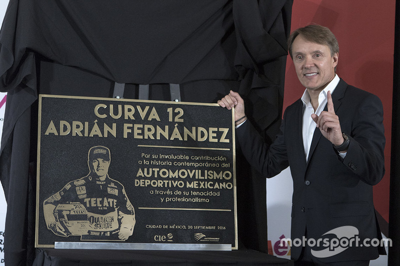 Adrián Fernández con su placa conmemorativa Curva 12 que llevara su nombre en el AUtódromo Hermanos Rodrígiuez