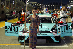 Grid girl de Stefano Comini, Leopard Racing, Volkswagen Golf GTI TCR
