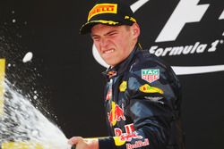 1. Max Verstappen, Red Bull Racing, feiert mit Champagner