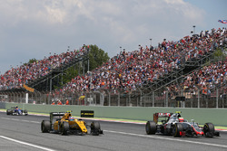 Jolyon Palmer, Renault Sport F1 Team RS16 and Esteban Gutierrez, Haas F1 Team VF-16 battle for position
