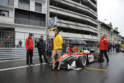 La charmante Grid Girl de Maximilian Günther, Prema Powerteam Dallara F312 Mercedes-Benz,