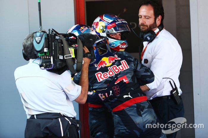 Ganador de la carrera Max Verstappen, Red Bull Racing celebra en parc ferme con su compañero de equipo Daniel Ricciardo, Red Bull Racing